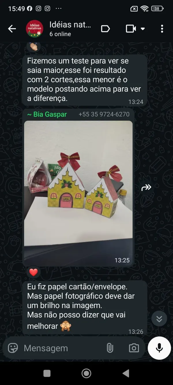 Print do grupo de WhatsApp com foto de casinhas natalinas montadas por uma aluna